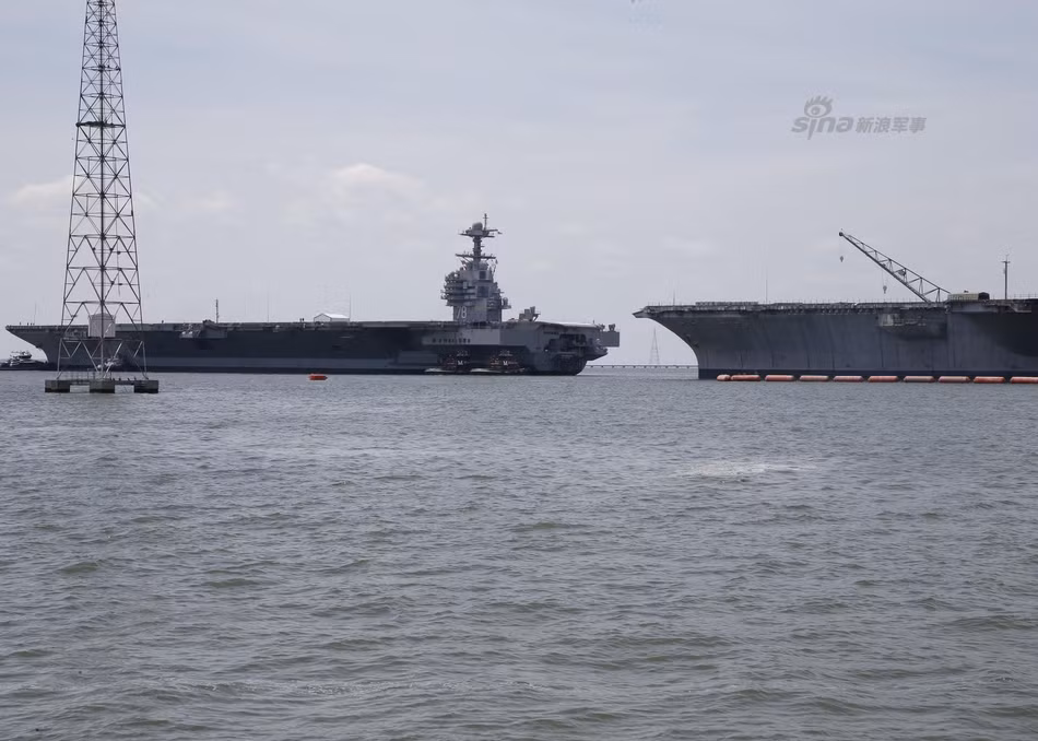 Dù được thiết kế trong những năm 50 của thế kỷ trước, tàu sân bay USS Enterprise cũng được trang bị động cơ điện hạt nhân với 8 lõi phản ứng hạt nhân A2W. Trong khi đó, tàu sân bay lớp Ford chỉ có trang bị 2 lõi phản ứng hạt nhân loại A1B. Nguồn ảnh: Sina.