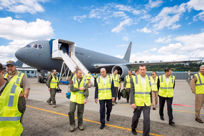 KC-46 Pegasus được cải biên từ phiên bản máy bay thương mại do Boeing thiết kế loại Boeing 767. Ảnh: Các kỹ sư của Boeing và kỹ sư của Không quân Mỹ trong quá trình thử nghiệm máy bay tiếp liệu KC-46. Nguồn ảnh: Defence.