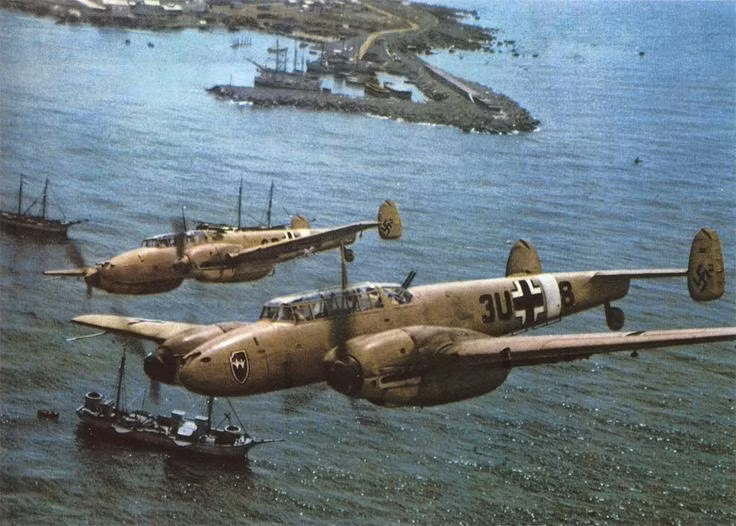 Khả năng không chiến của Bf 110 kém đến nỗi, chúng không thể thực hiện được nhiệm vụ hộ tống các máy bay ném bom tới nước Anh. Thậm chí, bản thân Bf 110 cũng... cần hộ tống khi bay tới Anh vì nếu không, chúng sẽ dễ dàng bị các tiêm kích cực nhanh và hoả lực mạnh của Anh "làm gỏi" ngay khi lọt vào tầm ngắm. Nguồn ảnh: Flytiger.