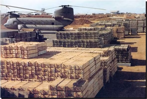 Trong thời gian đầu của cuộc chiến, CIA thậm chí còn nghĩ ra cách sử dụng loại đạn "rởm" để cài bẫy quân giải phóng. Cụ thể, thời gian này lực lượng du kích và quân giải phóng ở miền Nam Việt Nam thường đánh chiếm kho vũ khí và đạn dược của Mỹ và quân Sài Gòn làm chiến lợi phẩm để sử dụng. Nguồn ảnh: Pinterest.