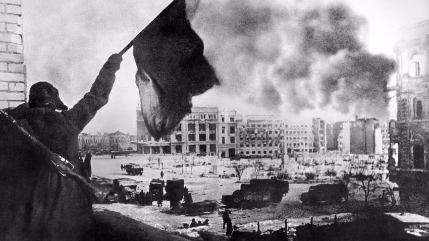 Cờ Liên Xô chưa từng ngừng "phất phới" ở Stalingrad trong suốt thời gian thành phố này bị bao vây. Ảnh: TASS.