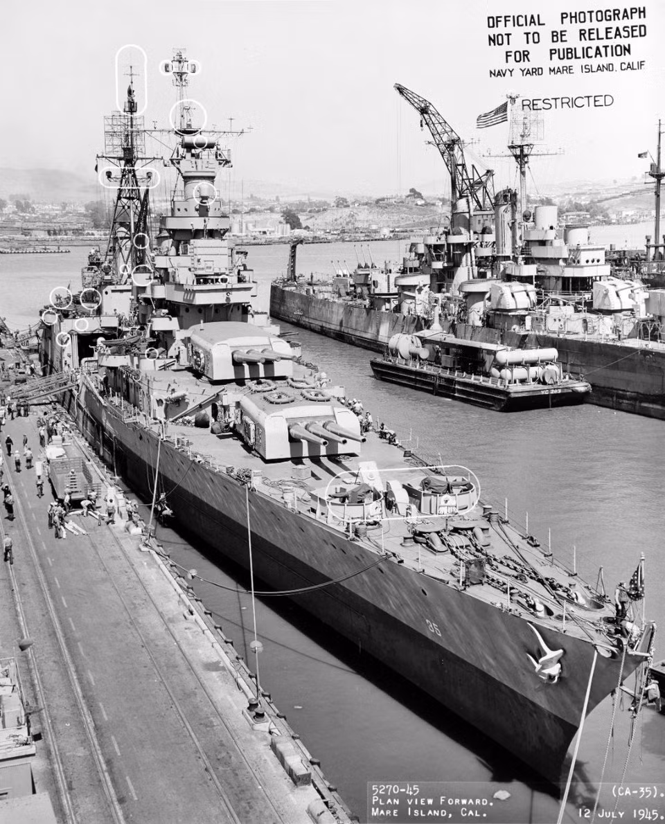 Sau khi bị tấn công bởi máy bay cảm tử, tàu USS Indianapolis đã được đưa về cảng sửa chữa ở đảo Mare. Nguồn ảnh: BI.