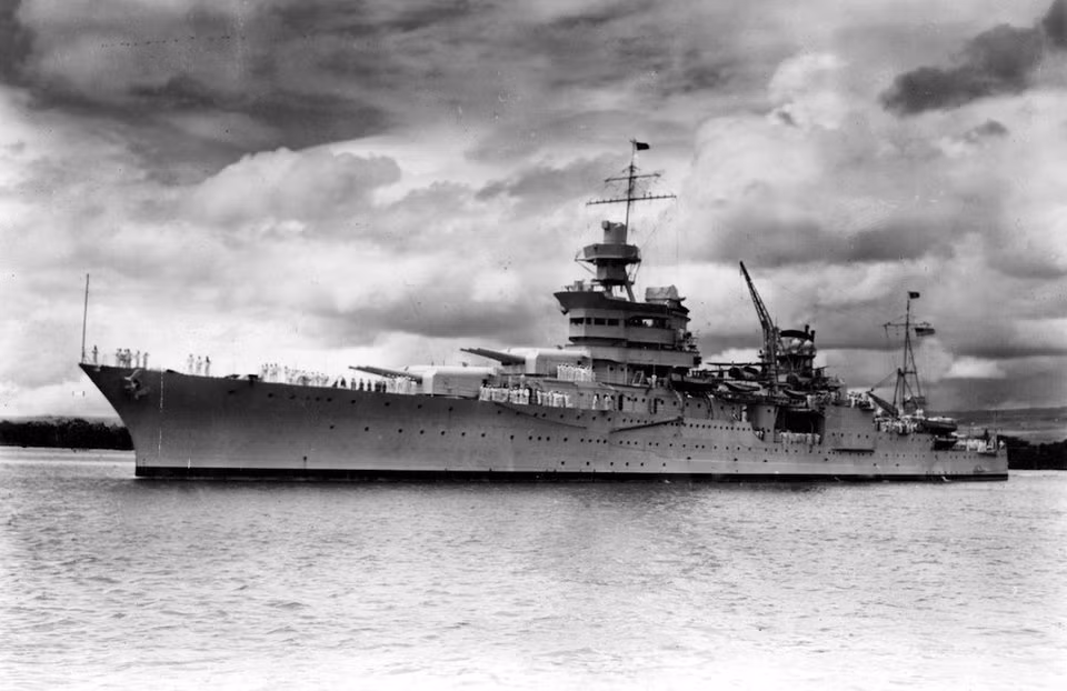 Sau khi gói hàng bí mật được vận chuyển tới nơi, tàu USS Indianapolis đã di chuyển theo một lộ trình kỳ lạ từ Tinian tới Philipines để chuẩn bị cho cuộc chiến đổ bộ vào Nhật Bản. Cần lưu ý thêm, người Mỹ lúc này vẫn tin rằng họ sẽ phải đánh lên đất Nhật chứ không nghĩ người Nhật có thể sớm đầu hàng chỉ sau hai quả bom nguyên tử. Nguồn ảnh: BI.