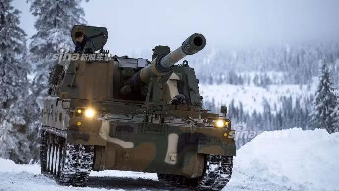 Trước đó, Estonia đã nhận được 12 tổ hợp pháo tự hành K9 Thunder từ đầu năm nay. Mặc dù vậy, những tổ hợp pháo tự hành này rất ít được trông thấy hoạt động động trong các buổi tập trận của quân đội Estonia. Nguồn ảnh: Sina.