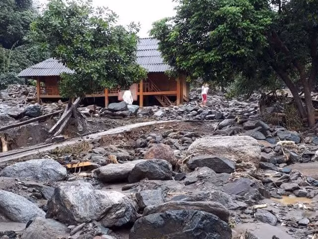 Đã 7 ngày trôi qua, nhưng con đường huyết mạnh của xã An Lương không thể thông xe mà chỉ có thể vượt đường rừng vào xã. Nguồn: danviet.vn