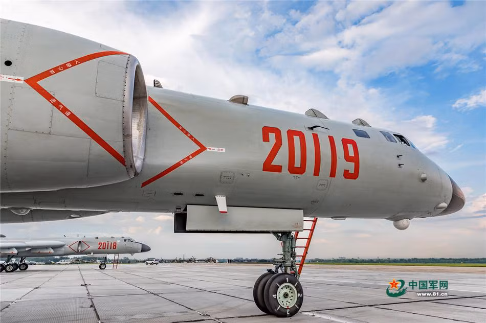 Tiếp đến là siêu máy bay ném bom H-6K của Không quân Trung Quốc. Đây là loại máy bay ném bom 2 động cơ được Trung Quốc chế tạo nội địa dựa trên giấy phép sản xuất của máy bay ném bom phản lực Tupolev Tu-16 do Liên Xô trước đây cấp phép. Nguồn ảnh: 81cn.
