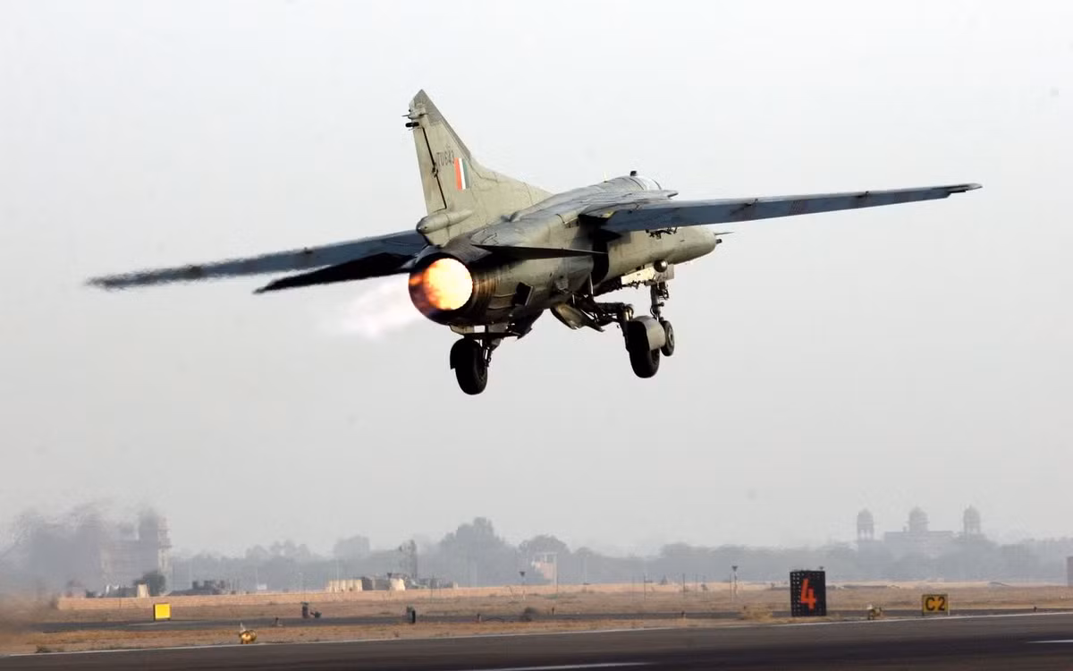 Đứng ở vị trí tiếp theo với 22 chiếc rơi hư hỏng hoàn toàn là loại cường kích cơ MiG-27. Đây cũng là một loại máy bay do Liên Xô sản xuất mang họ MiG, được sản xuất hàng loạt từ năm 1975 tới nay. Nguồn ảnh: Wiki.