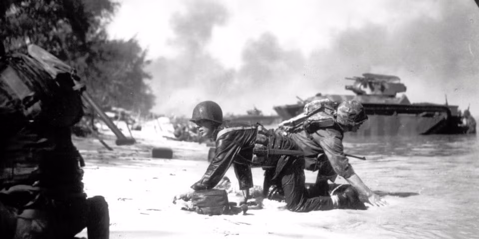 Giống Guam, đảo Saipan được đánh giá là một trong những tiền đồn quan trọng của Đế quốc Nhật Bản trên Thái Bình Dương và nếu Thủy quân Lục chiến Mỹ muốn tiếp cận chuỗi đầu tiên của Nhật Bản thì họ phải vượt qua Saipan. Chình vì vậy Quân đội Mỹ tung ra tới 71.000 quân để có thể đánh gục khoảng 32.000 quân Nhật trên đảo Saipan với lợi thế phòng thủ với hệ thống lô cốt kiên cố quanh đảo. Nguồn ảnh: BI. Giống Guam, đảo Saipan được đánh giá là một trong những tiền đồn quan trọng của Đế quốc Nhật Bản trên Thái Bình Dương và nếu Thủy quân Lục chiến Mỹ muốn tiếp cận chuỗi đầu tiên của Nhật Bản thì họ phải vượt qua Saipan. Chình vì vậy Quân đội Mỹ tung ra tới 71.000 quân để có thể đánh gục khoảng 32.000 quân Nhật trên đảo Saipan với lợi thế phòng thủ với hệ thống lô cốt kiên cố quanh đảo. Nguồn ảnh: BI.