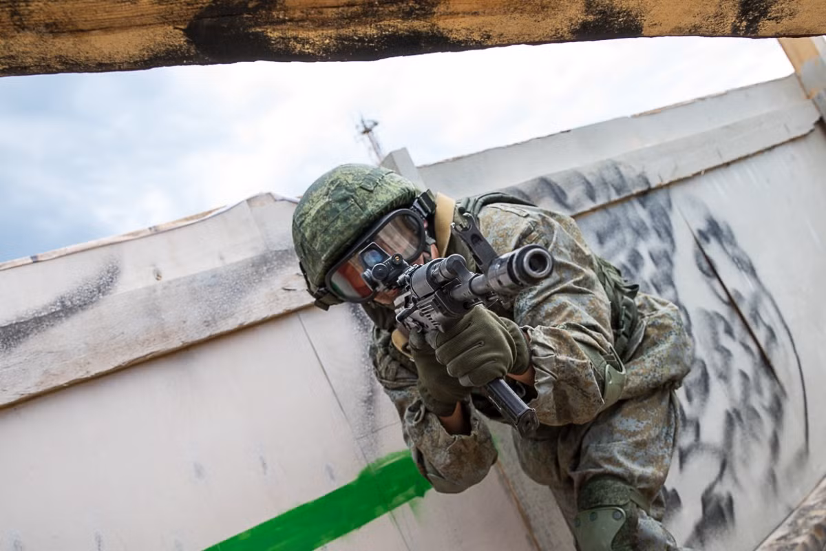 Binh lính Nga với súng trường tấn công AK-74M hiện đại bậc nhất của quân đội nước này hiện tại. Nguồn ảnh: Chelyabinsk.