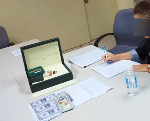 Sau khi làm thủ tục xuất cảnh, nữ Việt kiều làm thủ tục hoàn thuế theo đúng quy định. Tuy nhiên, sau đó, nữ Việt kiều trốn thuế đã tuồn chiếc đồng hồ Rolex gần tỷ đồng này cho người khác để mang trở lại nội địa. Sự việc đã bị cơ quan Hải quan phát hiện và có biện pháp xử lý.
