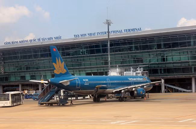 Năm 2013, tổng doanh thu của ACV là 8.411 tỷ đồng, lợi nhuận trước thuế đạt 1.350 tỷ đồng.Quá nửa doanh thu, lợi nhuận của ACV đến từ 2 chi nhánh lớn trực thuộc Công ty mẹ là Cảng hàng không quốc tế Tân Sơn Nhất và Cảng hàng không quốc tế Nội Bài.