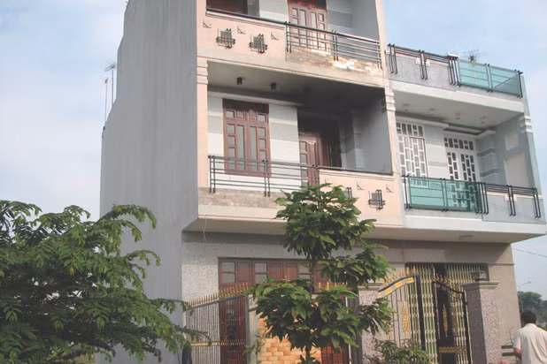 Năm 2011, vụ án Trần Thúy Liễu thiêu chết chồng tại nhà riêng ở Long An gây nhức nhối dư luận. Căn nhà 3 tầng rộng rãi, thiết kế bên ngoài đơn giản. Nhà xây từ số tiền bồi thường dự án khu dân cư và tiền vay ngân hàng của vợ chồng Trần Thúy Liễu. Ảnh: Lao động