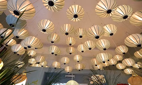 Bạn có thể trang trí nhà đẹp vào dịp trung thu bằng những chiếc đèn lồng nhiều màu sắc. Trần nhà là một vị trí lý tưởng để treo đèn.