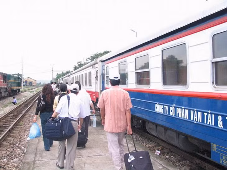 Trong khoảng thời gian từ tháng 9-12/2015, Công ty Vận tải đường sắt Hà Nội sẽ áp dụng giá vé điều chỉnh tùy theo mác tàu, thời điểm chạy tàu trong tuần đối với một số chuyến. Nếu hành khách đi tàu SE1/2, SE5/6 trong thời gian trên nhưng mua vé trước ngày đi tàu từ 60 ngày trở lên sẽ được giảm 50% giá vé. Nếu mua trước ngày đi tàu từ 30-59 ngày được giảm 30% giá vé.