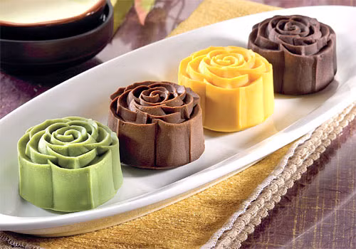 Ngoài các loại bánh handmade, khách hàng muốn đổi vị có thể đặt mua bánh trung thu giòn của Singapore. Bánh được nướng chín sau đó lại mang ướp lạnh nên phần vỏ giòn, phần nhân lại vẫn mềm, khá lạ miệng.