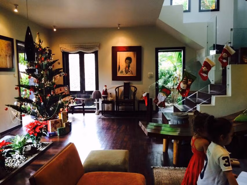 Thiết kế ngôi nhà hài hòa giữa hai yếu tố hiện đại và cổ điển. Nếu như không gian bên ngoài đậm chất cổ kính thì nội thất bên trong khá nhã nhặn, hiện đại.