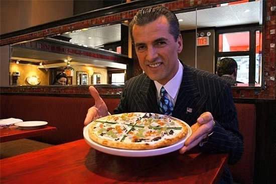 Bề mặt chiếc pizza rắc thêm nhiều vàng lá 24 carat.