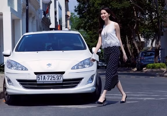 Trước đó, cô từng xuất hiện lịch lãm bên chiếc Peugeot 408 màu trắng.