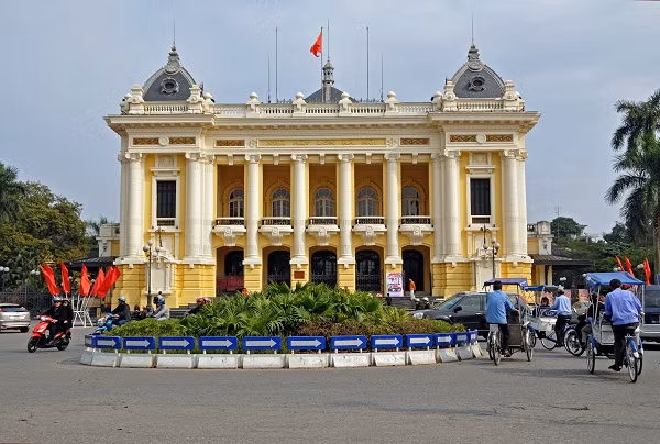 Hàng loạt chương trình khuyến mại 2/9 đã được tung ra ồ ạt. Hãng hàng không Vietjet Air có chương trình vé máy bay không đắt đỏ. Trong đó, vé máy bay đi Hà Nội, khởi hành từ TP.HCM được mở bán với giá chỉ từ 699.000 đồng.