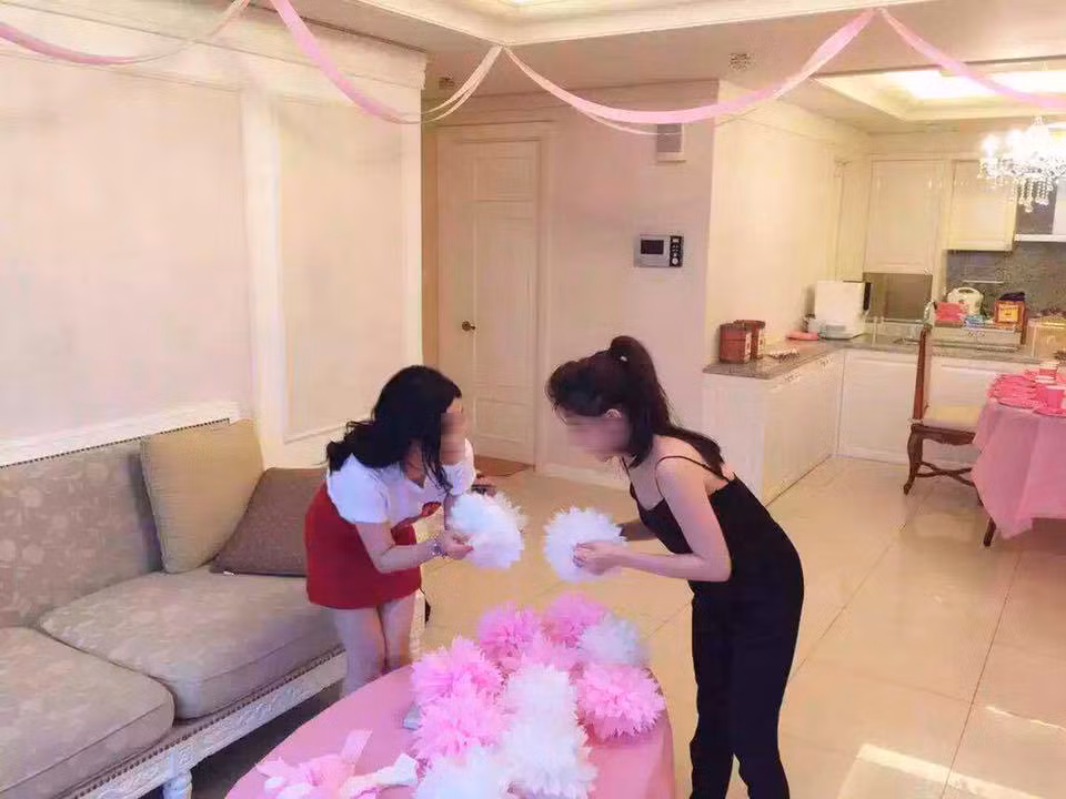 Căn nhà tiện nghi của ca sĩ Bảo Thy thường là nơi cô và bạn bè gặp gỡ, tổ chức tiệc tùng.