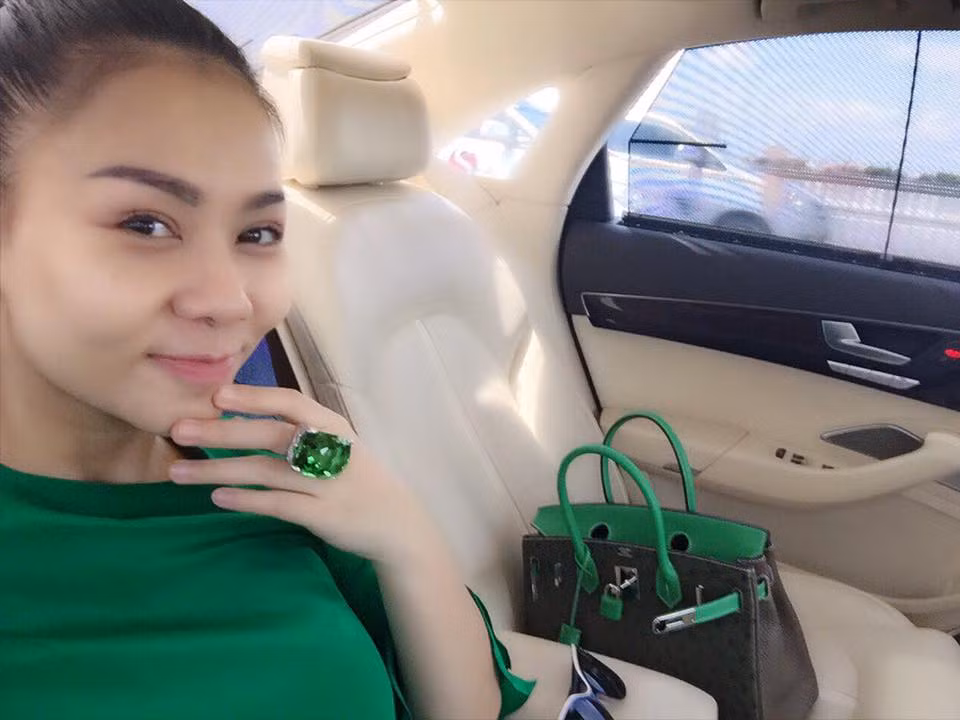 Trong tháng 7 vừa qua, nữ hoàng nhạc dance Thu Minh đã đăng tải hình ảnh "tự sướng" khi ngồi trên xe. Trong bức hình, các fan hâm mộ đã nhanh chóng nhận thấy một chiếc nhẫn ngọc lục bảo đắt tiền trên tay Thu Minh.