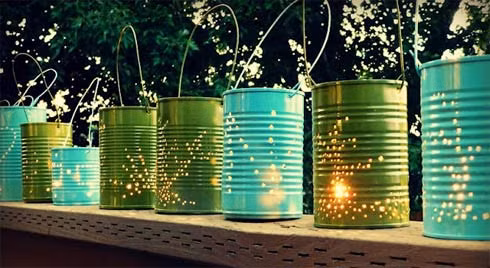 Đặt nến vào bên trong hộp, bạn đã có chiếc đèn trung thu độc đáo.