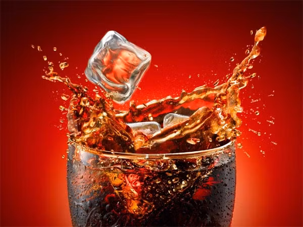 Coca-Cola: Trong một chai nước Coca- Cola có chứa từ 50-80 mg nhân cà phê. Phụ nữ có thai uống 1 g nhân cà phê trở lên có thể gây hưng phấn trung khu thần kinh, khiến nhịp thở tăng, tim đập nhanh, gây mất ngủ, hoa mắt, ù tai. Mặt khác, nhân cà phê còn có thể nhanh chóng thông qua cuống nhau xâm nhập vào bào thai gây tác hại cho thai nhi.