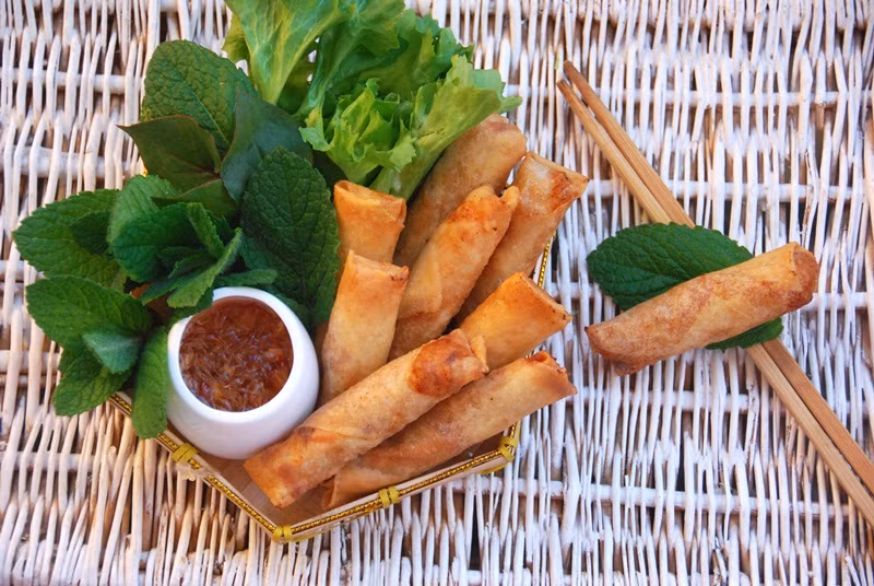 Làm nước chấm gồm ớt, tỏi băm nhuyễn, đường, bột ngọt, nước mắm, nước sôi để nguội ước chừng cho vừa miệng. Vắt chanh vào nước chấm, nem rán tôm thịt ăn với bún và rau sống.