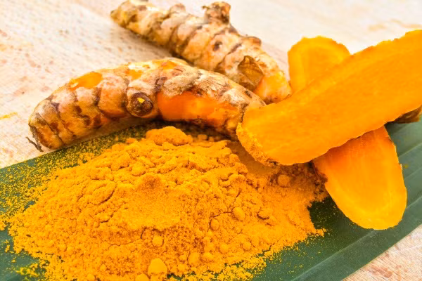 Bột nghệ tạo màu vàng tươi không khó kiếm và có giá khá rẻ so với các loại lá, cây tạo màu khác đang bán trên thị trường.