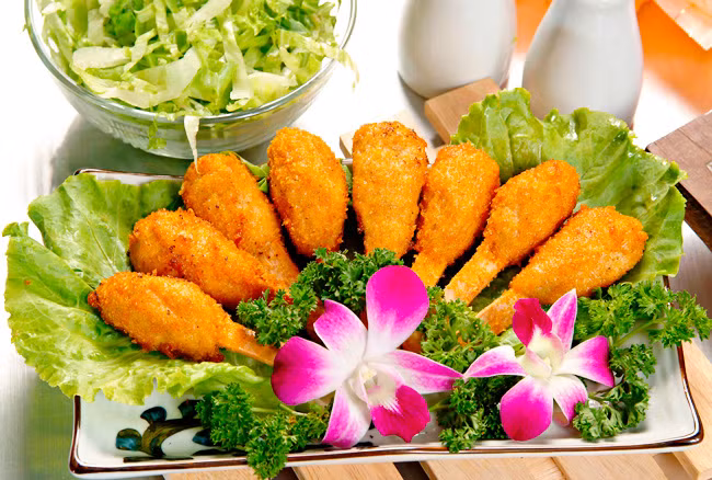 Trên thị trường, các loại thực phẩm chay như: tôm, mề... cũng được bán khá nhiều, mức giá dao động từ 50.000 - 100.000 đồng/gói (tùy trọng lượng). Bạn có thể mua chúng và chế biến món xào, chiên tùy ý.