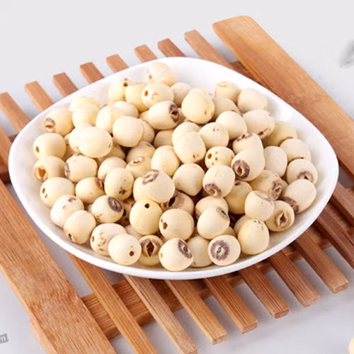 Nguyên liệu hạt sen khô có nhiều mức giá khác nhau, dao động trên dưới 180.000 đồng/kg. Riêng đậu xanh có giá trên dưới 40.000 đồng/kg.