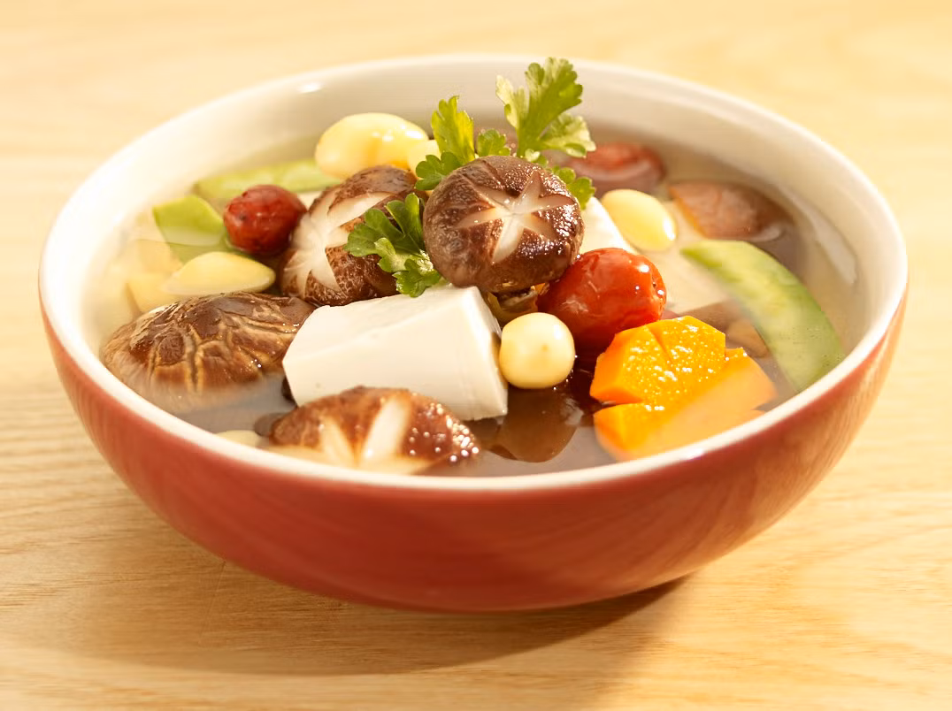 Canh rau củ, nấm, hạt sen, đậu phụ ngọt mát, thanh nhiệt sẽ giúp bạn tịnh tâm trong ngày rằm tháng 7 sắp tới.