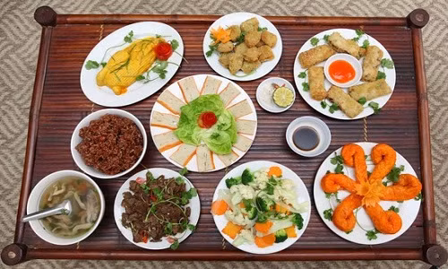 Nhiều người quan niệm, ăn chay vừa tốt cho sức khỏe lại tránh được sát sinh, ngày rằm, ngày lễ, không ít gia đình chọn cúng đồ chay. Một mâm cỗ chay cúng rằm tháng 7 cần chuẩn bị những gì, giá cả ra sao?