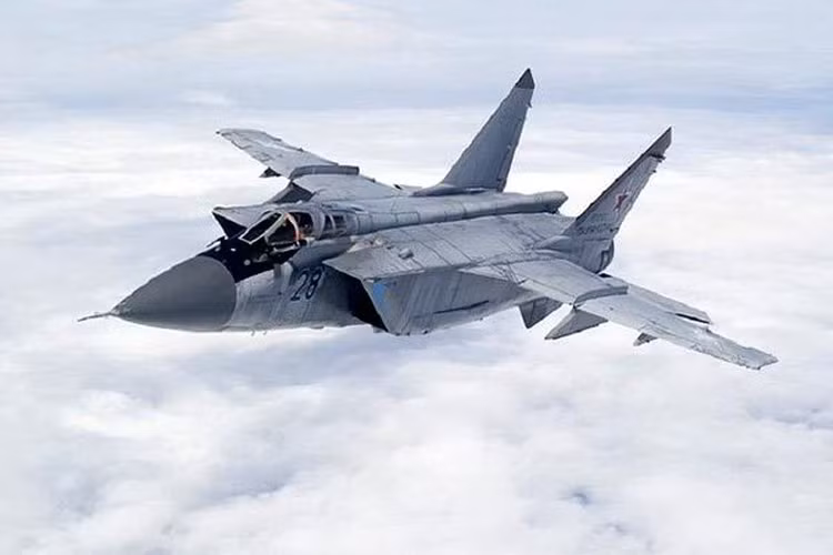 Tuy nhiên, theo đánh giá của Military Watch, so với F-22 Raptor thì MiG-31 thậm chí còn mang vác radar khoẻ hơn.