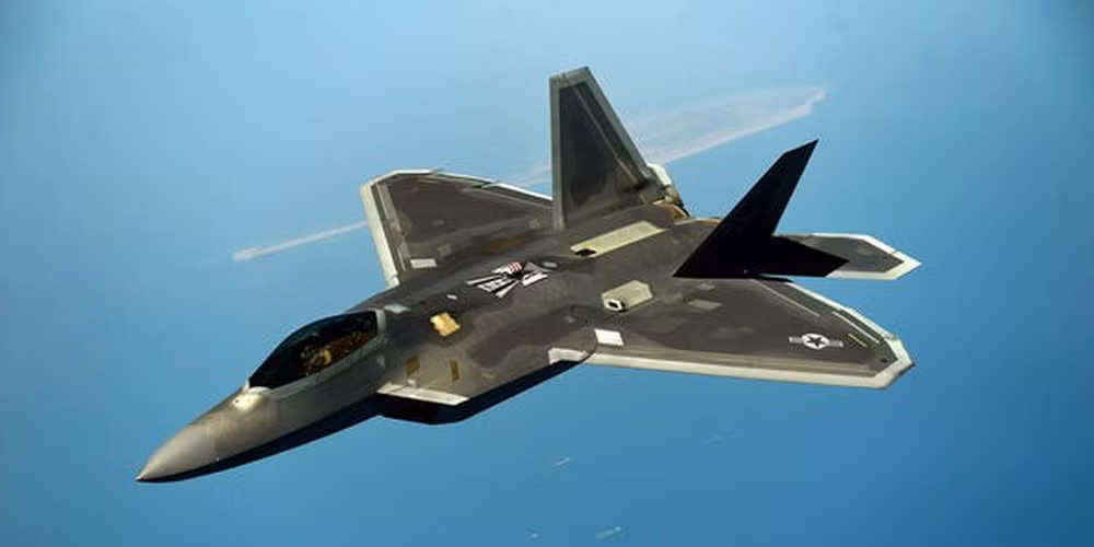 Hơn nữa MiG-31 Foxhound là máy bay chiến đấu nhanh nhất thế giới, có khả năng hoạt động ở độ cao trên 21 km và ở tốc độ trên Mach 2,8.
