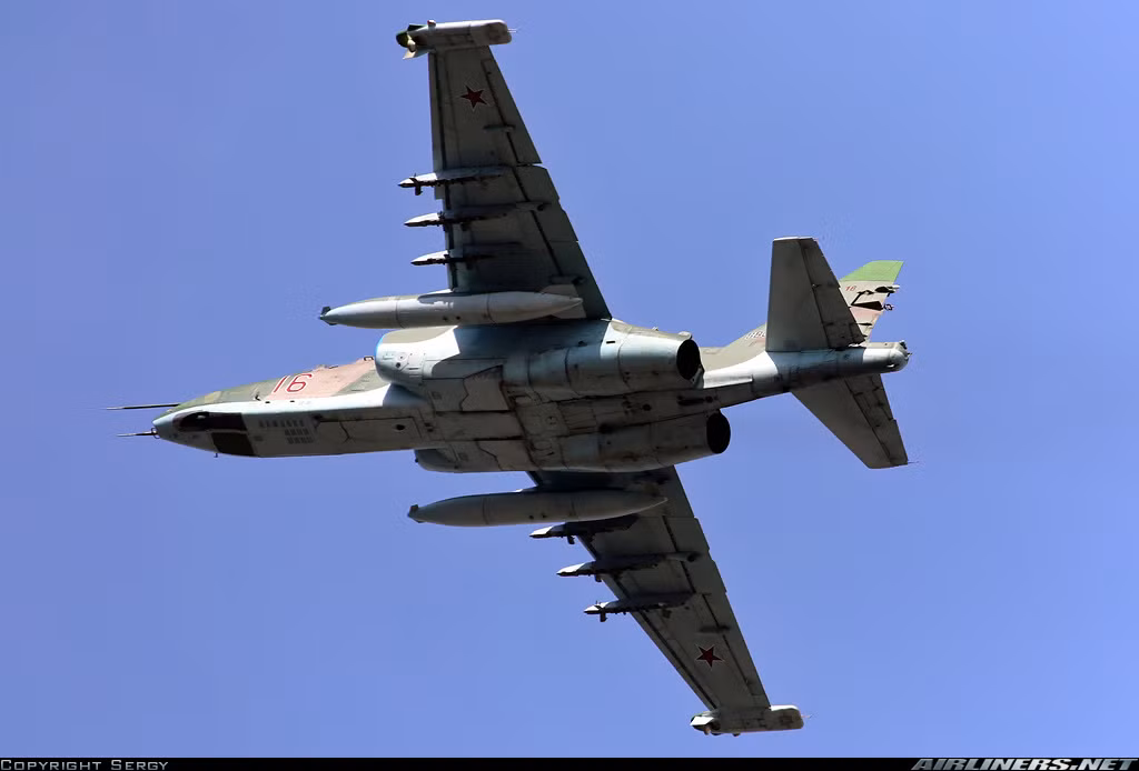 Theo đó Su-25SM3 và Su-25UBM2 sẽ có thể sử dụng tên lửa chống bức xạ Kh-58USh, tên lửa không đối đất Kh-25ML, tên lửa không đối đất Kh-29L dẫn đường bằng laser hoặc thông qua màn hình hiển thị mục tiêu tương tự như Kh-29T/TD/TE và cuối cùng là bom thông minh KAB-500S và KAB-500Kr dẫn đường qua hệ thống định vị vệ tinh, hệ thống dẫn đường quang điện tử “bắn rồi quên”. Nguồn ảnh: Airlines.net