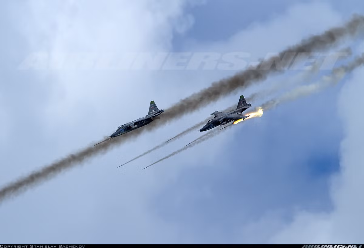 Ngoài ra, Su-25SM3 còn được trang bị thêm các loại vũ khí không điều khiển như bom FAB-500, OFAB-500U, OFZAB-500 hoặc các loại rocket phóng loạt mới như S-13, S-8M, S-24 và S-25. Trong khi đó, khả năng không chiến của Su-25SM3 cũng được cải thiện với tên lửa không đối không R-73 hoặc với pháo tự động 9A623 30mm cùng 250 viên đạn. Nguồn ảnh: Airlines.net