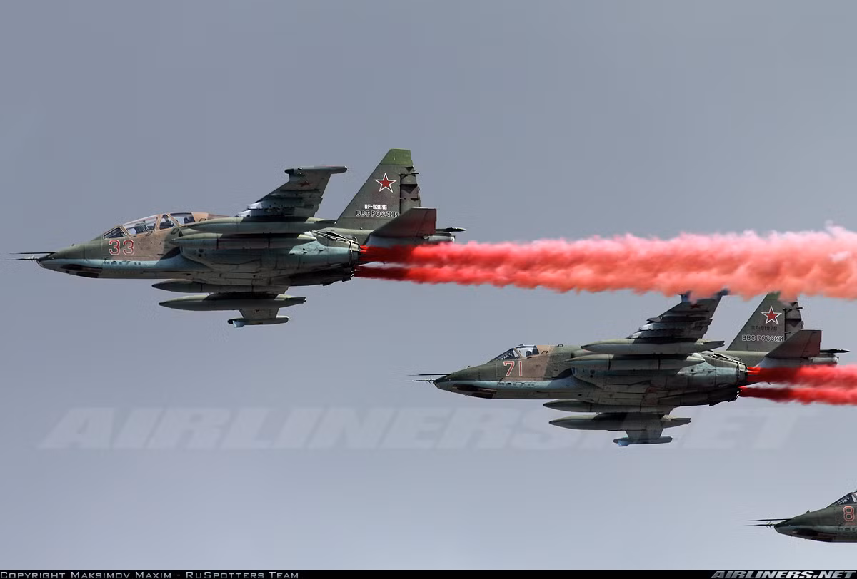 Su-25UBM có tầm bay cực đại đến 1.300km, có khả năng tự bảo vệ chống các tên lửa không đối không hồng ngoại - "đặc sản" vũ khí phòng không tầm thấp và cực thấp. Nguồn ảnh: Airlines.net