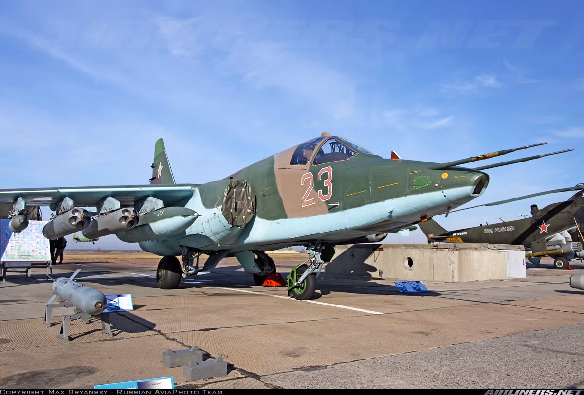 Một phần không thể thiếu trên những chiếc Su-25 là hệ thống áp chế điện tử Vitebsk-25 có thể sử dụng cho một máy bay hoặc một nhóm phi đội, giúp chống lại hệ thống radar hay các tên lửa không đối không của đối phương. Nguồn ảnh: Airlines.net