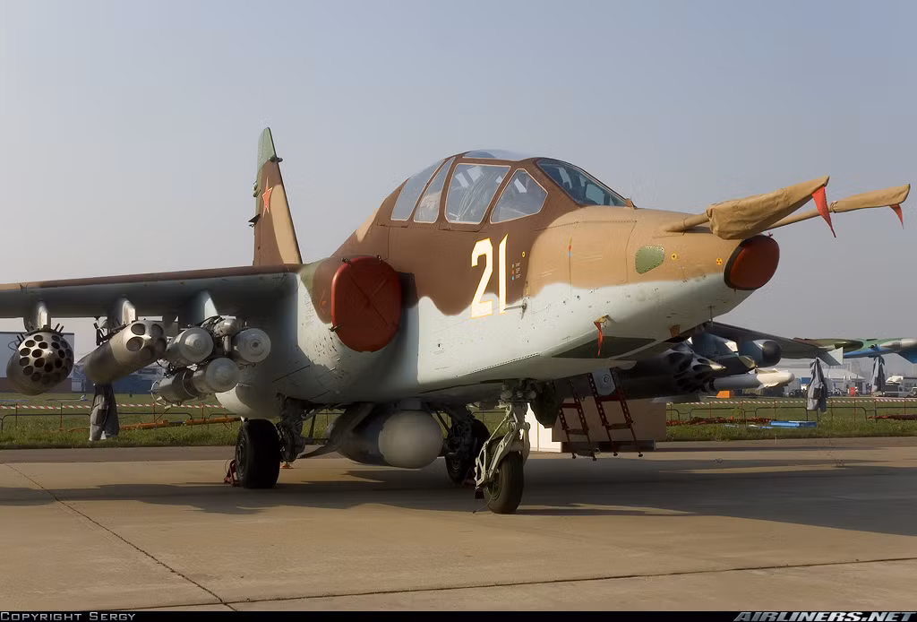 Thậm chí, Su-25UBM2 còn mở rộng thêm khả năng trinh sát, chỉ thị mục tiêu và chỉ huy đường không với các hệ thống radar mạnh Kopyo và Bars-2. Nguồn ảnh: Airlines.net