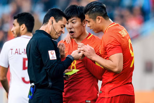 Cầu thủ U23 Trung Quốc phàn nàn với trọng tài, một hình ảnh rất không đẹp.