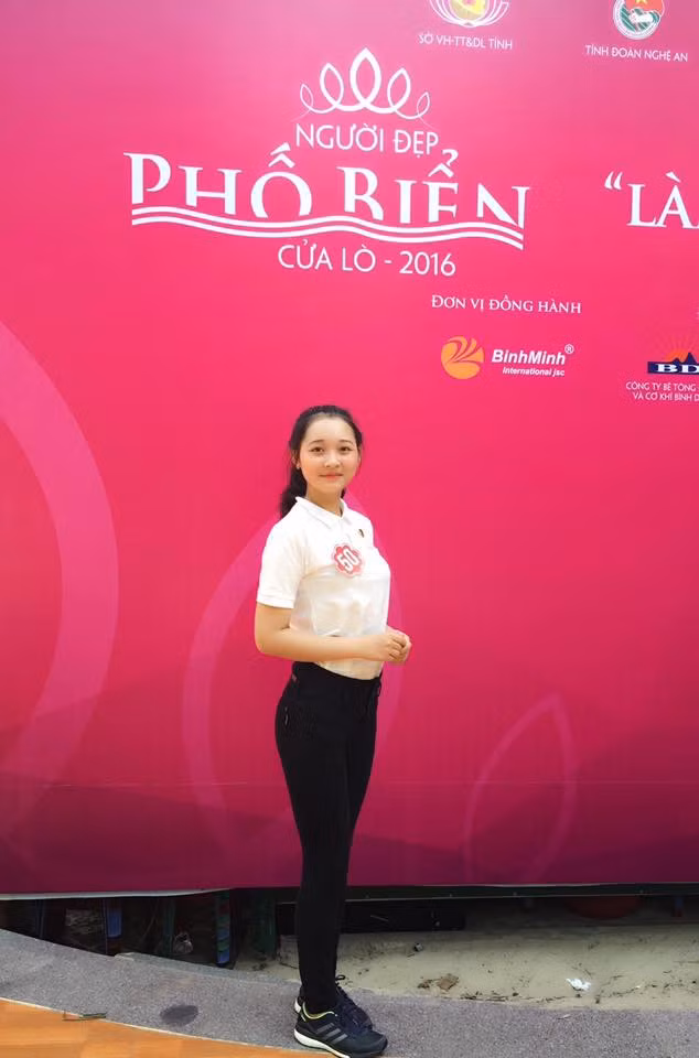 Sở dĩ, dân mạng sớm nhận ra An Na bởi mới đây, nữ cảnh sát Nghệ An này cũng đại diện cho công an tỉnh đi tham gia cuộc thi Người đẹp phố biển. Hiện An Na đã lọt vào Top 15 thí sinh sẽ xuất hiện trong đêm chung kết của cuộc thi này và cô vẫn đang nhận được sự ủng hộ của gia đình, người thân cùng rất nhiều bạn bè, đồng đội. Được nhiều người quan tâm, bản thân An Na lại tỏ ra khá ngượng ngùng.