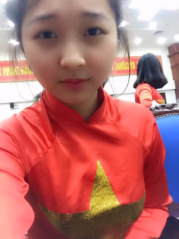 Vốn quen với cuộc sống giản dị, chỉ coi Facebook là công cụ chia sẻ những khoảnh khắc vui vẻ, đáng nhớ trong cuộc sống thường ngày... An Na không ngờ rằng bức ảnh của mình lại được nhiều thích và chia sẻ rộng rãi đến vậy. Tuy nhiên, bản thân nữ cảnh sát xinh đẹp vẫn tỏ ra rất khiêm tốn khi cho rằng trong ngành của cô, nơi cô học tập, rèn luyện cũng vẫn còn rất nhiều bóng hồng khác, đẹp cả về ngoại hình lẫn tâm hồn đáng khen ngợi hơn bản thân cô.