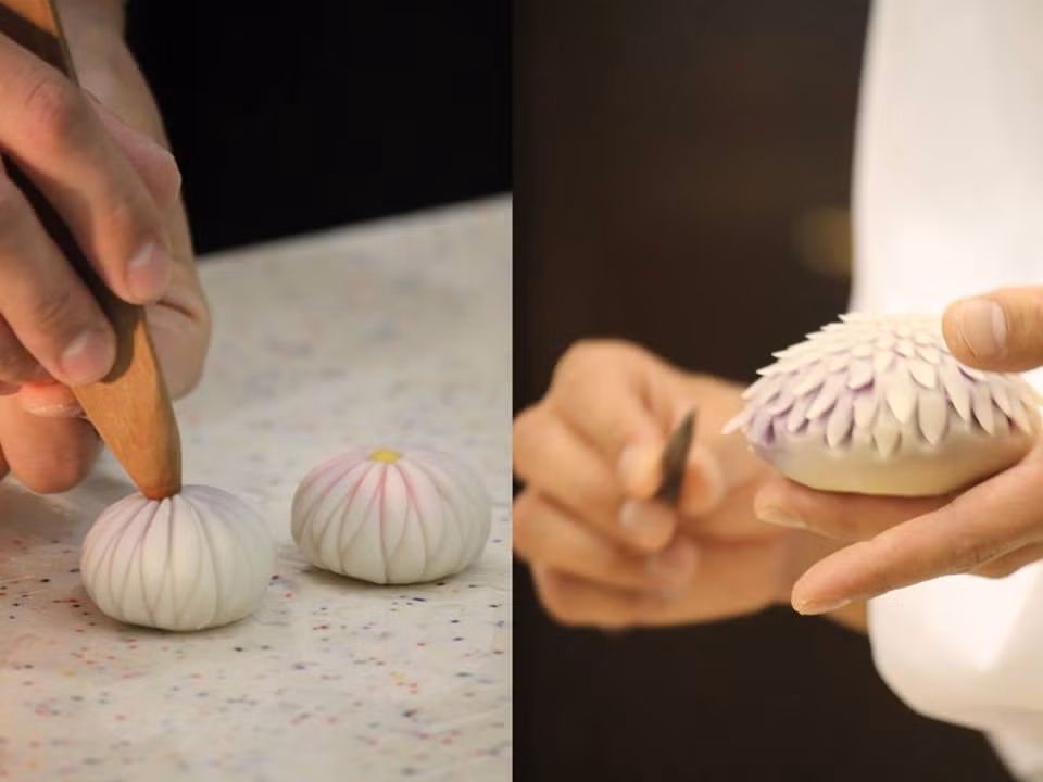 Wagashi là từ dùng để chỉ các loại đồ ngọt được trình bày đẹp mắt, mang tính thẩm mĩ cao chứ không đơn thuần là ngon miệng. Người dân xứ anh đào vốn có quan niệm mĩ học rất sâu sắc, do đó cái đẹp trở thành chuẩn mực hàng đầu trong từng lĩnh vực của đời sống Nhật Bản.
