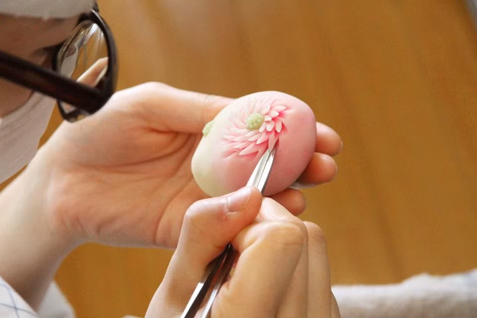 Hầu hết bánh đều được làm thủ công bằng tay, rất kì công và tinh xảo. Nếu có sử dụng khuôn thì cũng đều là những chiếc khuôn chạm khắc tinh xảo bằng gỗ anh đào, loại khuôn truyền thống đòi hỏi người thợ có kĩ thuật cao trong việc sử dụng cũng như bảo quản.