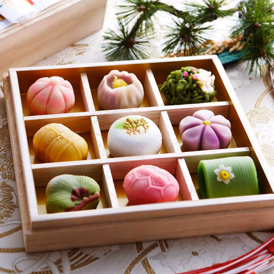 Bánh ngọt wagashi vốn đã nổi tiếng vì đẹp rồi, nhưng nếu đặt trong một chiếc hộp đẹp nữa thì giá trị còn tăng lên rất nhiều. Ngay cả ở Nhật thì những set bánh như thế này cũng là món xa xỉ và chỉ dùng làm quà biếu trong những dịp trọng đại chứ ít ai dám mua về ăn. Phần vì quá đắt đỏ, phần thì phải là người biết uống trà mới thưởng thức được loại bánh này vì nó khá ngọt. Mỗi hộp 6 chiếc bánh có giá khoảng 300.000 đồng, giá cả còn tùy thuộc vào độ tinh xảo của bánh.