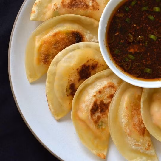 Sủi cảo nhân kim chi đậu phụ: Ngoài dùng để nấu canh, kim chi và đậu phụ còn là nhân cho món sủi cảo hấp dẫn. Món này có cách làm tương tự sủi cảo thường, chỉ khác phần nhân được trộn từ giá đậu nành, cà rốt, đậu phụ, kim chi cải thảo, hành tươi và trứng. Ảnh: The Kitchn.