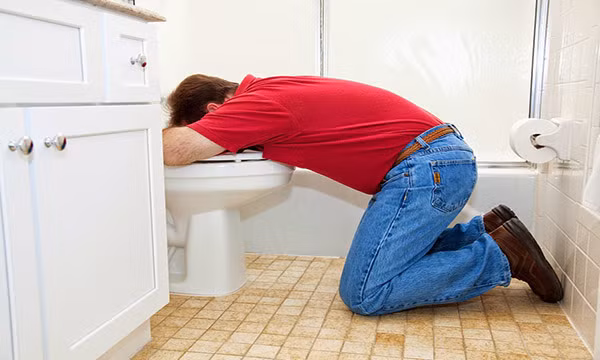 Nôn mửa. Tình trạng nôn mửa sau khi ăn có thể do nhiễm khuẩn, ngộ độc, sốt, ho nhiều, ăn quá no, cơ thể dị ứng với đồ ăn hoặc lo lắng, hồi hộp quá mức. Ngoài ra, bị nôn cũng có thể là dấu hiệu của những căn bệnh nguy hiểm như: viêm màng não, viêm ruột thừa hay tắc nghẽn đường ruột.