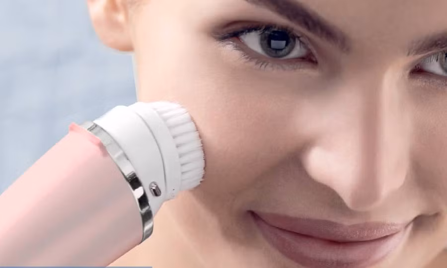 Nếu là lần đầu tiên bạn dùng máy rửa mặt, hãy chọn đầu cọ dành cho da nhạy cảm – có kết cấu mềm và nhẹ nhất – giúp da thích ứng tốt hơn.