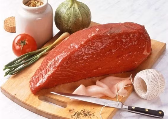 Chế độ ăn uống, làm việc và nghỉ ngơi hợp lý: Phụ nữ trong những ngày đèn đỏ, chế độ ăn uống cần đa dạng hơn. Hãy ăn nhiều trái cây và rau, ăn cá hai lần một tuần, ưu tiên các loại ngũ cốc và sữa, chọn nhiều thực phẩm vitamin C, E. Ngoài ra, hạn chế ăn đồ lạnh, tanh, thức ăn cay, rất hiệu quả trong việc ngăn ngừa đau bụng kinh.